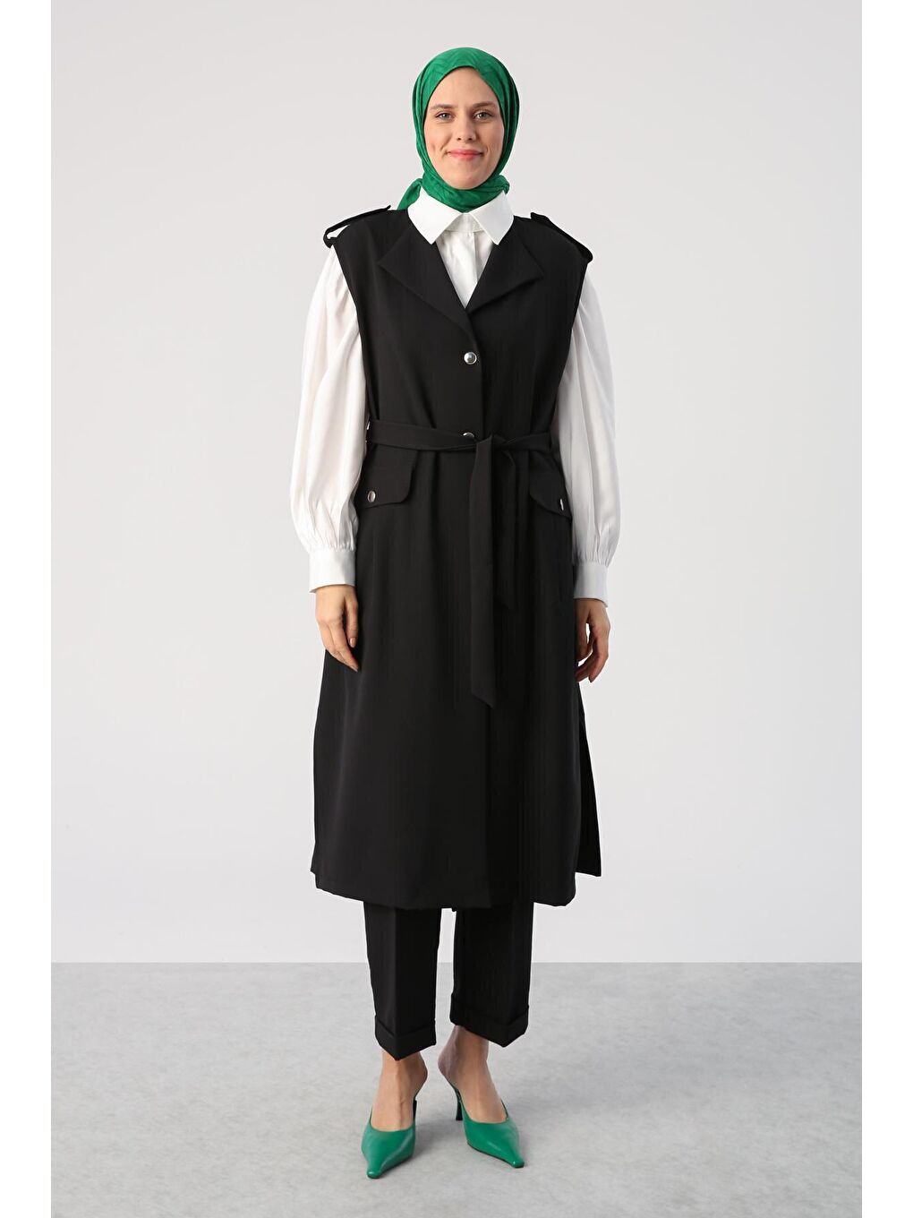 Siyah Omuzları Apoletli Kuşaklı Cepli Klasik Yelek-1