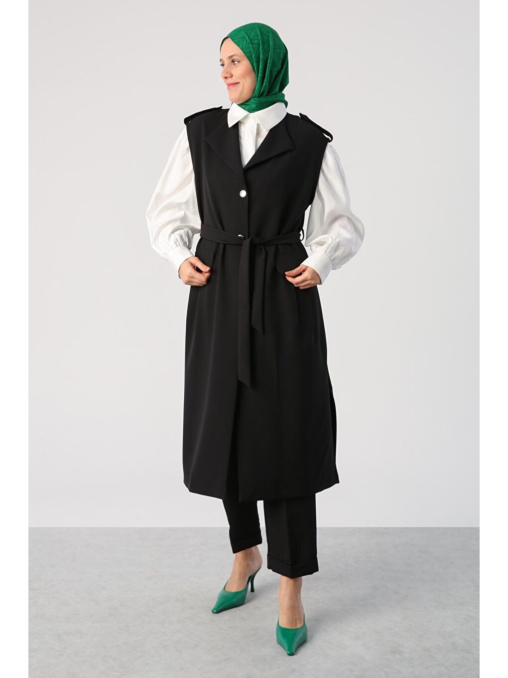 Siyah Omuzları Apoletli Kuşaklı Cepli Klasik Yelek-2