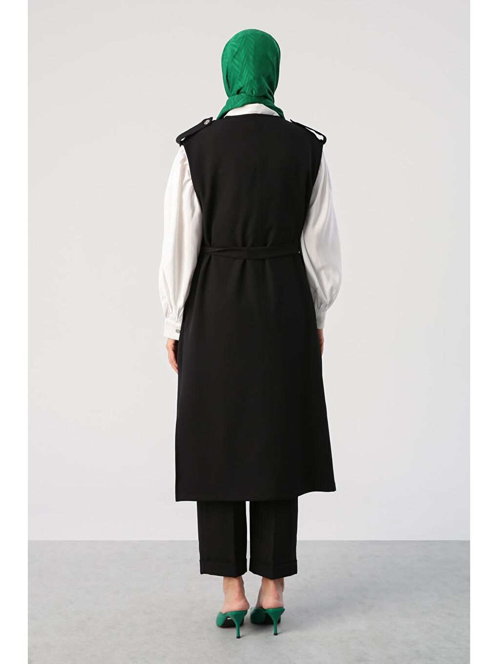 Siyah Omuzları Apoletli Kuşaklı Cepli Klasik Yelek-3