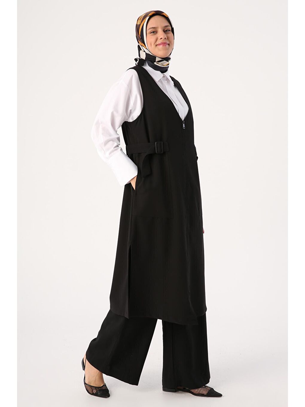 Siyah Yanları Tokalı Fermuarlı V Yaka Yelek