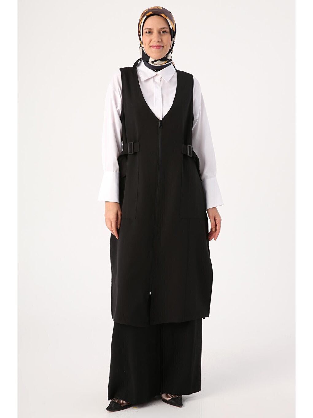 Siyah Yanları Tokalı Fermuarlı V Yaka Yelek-1