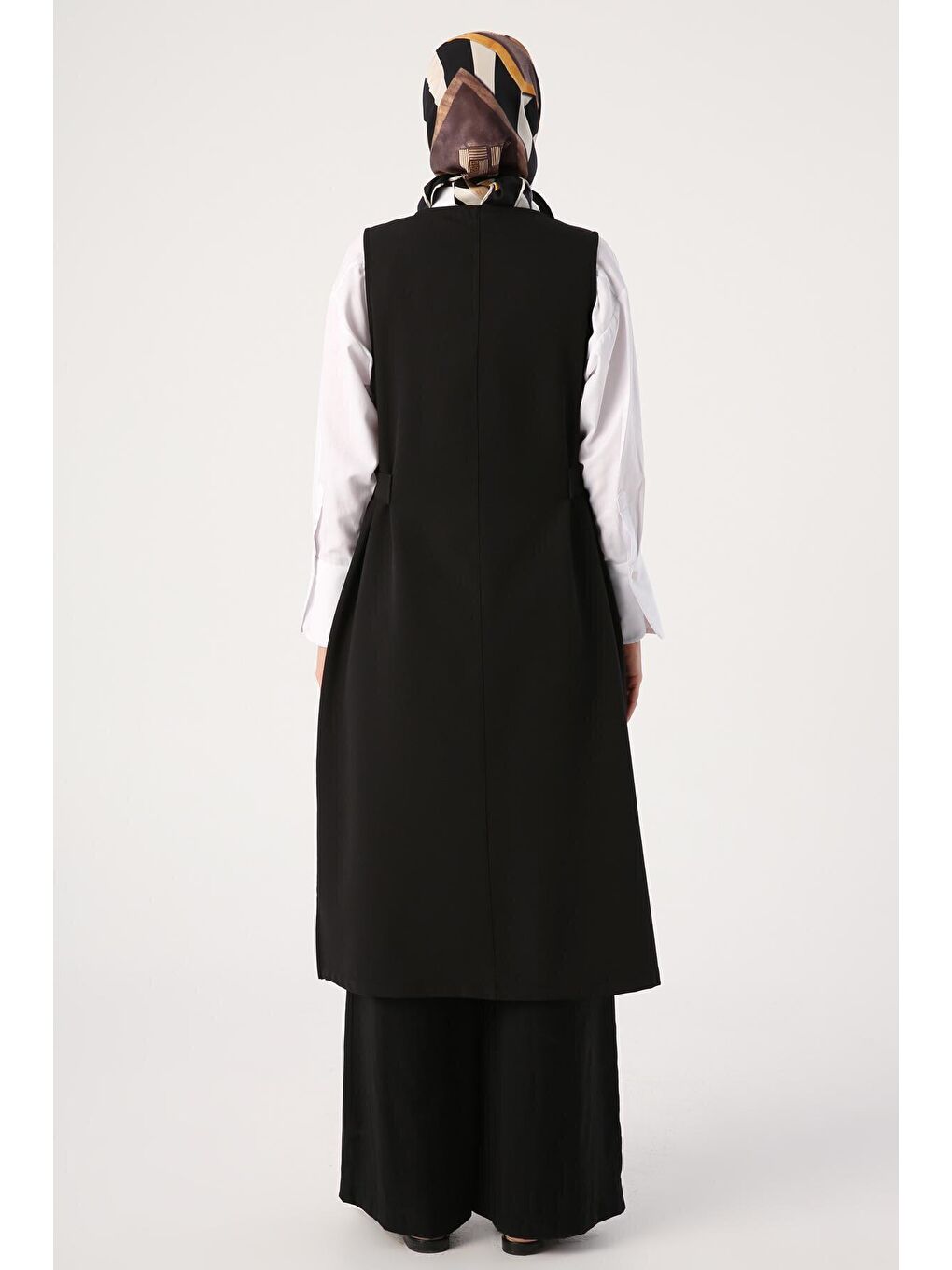 Siyah Yanları Tokalı Fermuarlı V Yaka Yelek-2