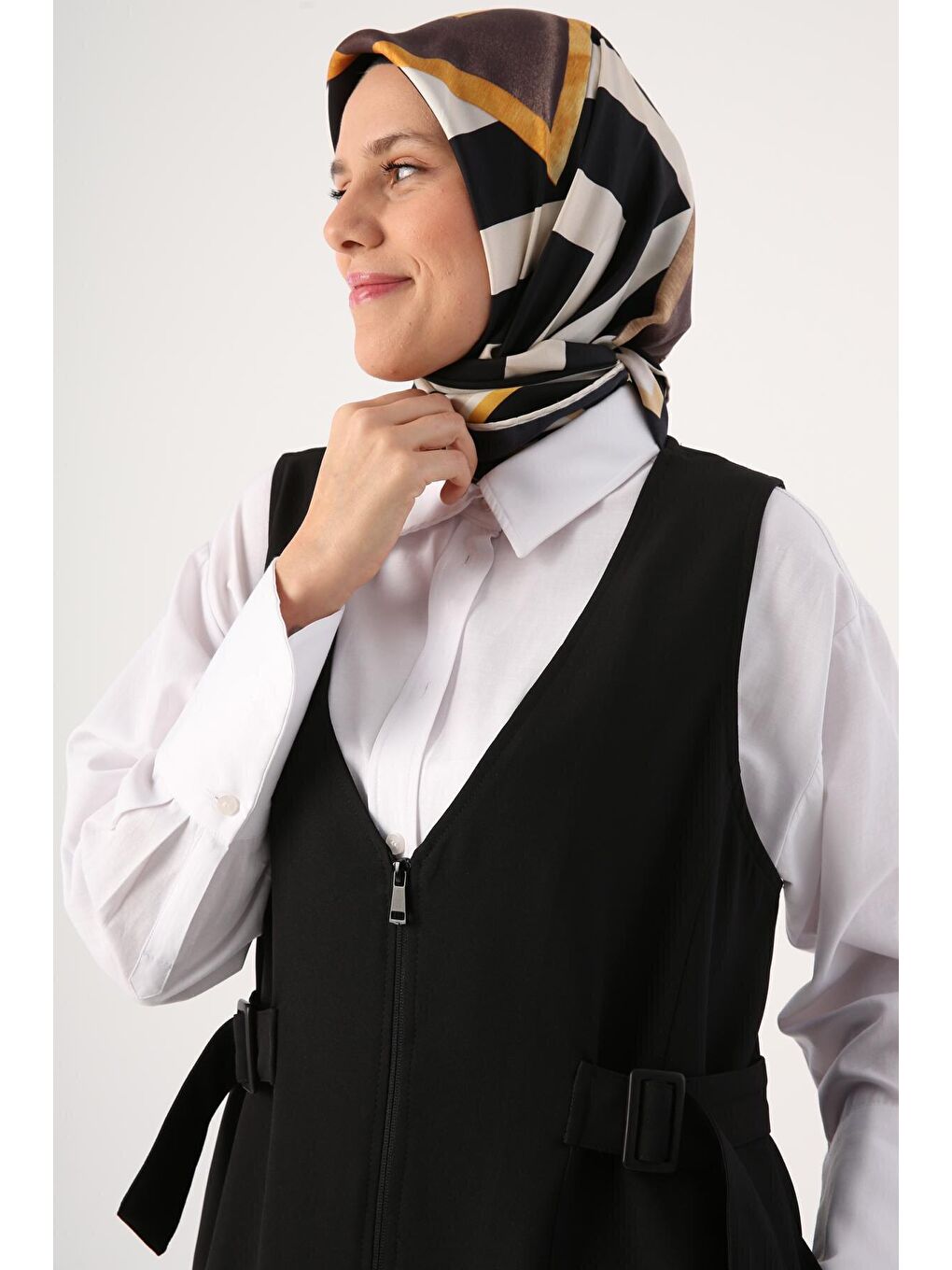 Siyah Yanları Tokalı Fermuarlı V Yaka Yelek-3