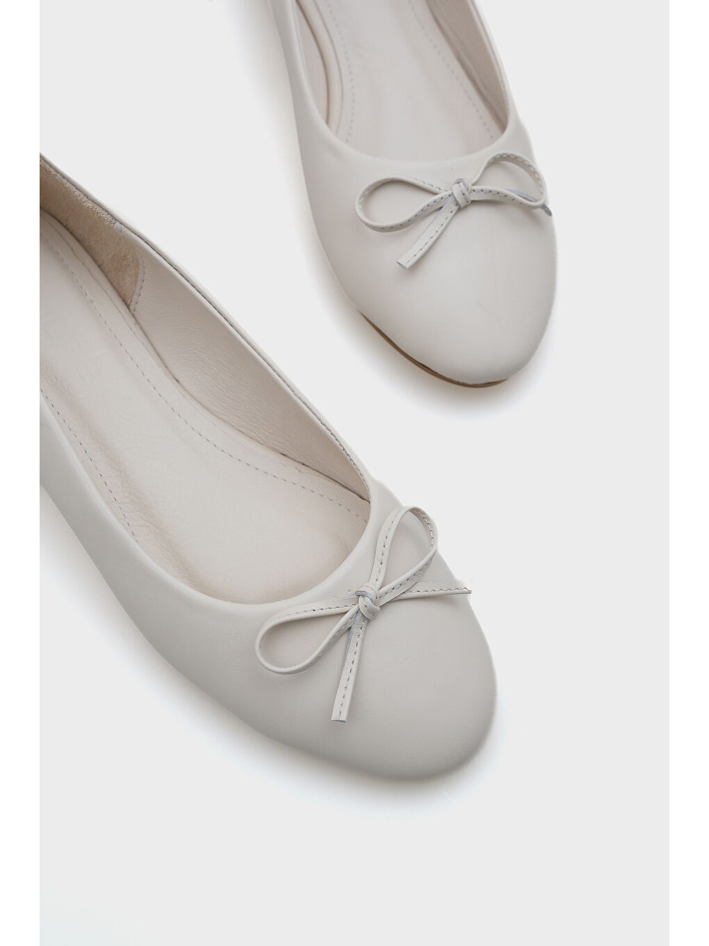 Beyaz Bloom Hakiki Deri Fiyonklu Yuvarlak Burunlu Kadın Babet-4