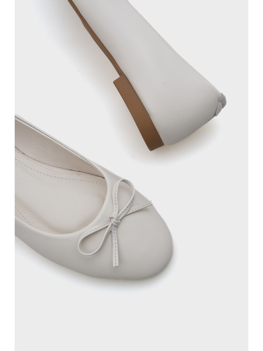 Beyaz Bloom Hakiki Deri Fiyonklu Yuvarlak Burunlu Kadın Babet-6