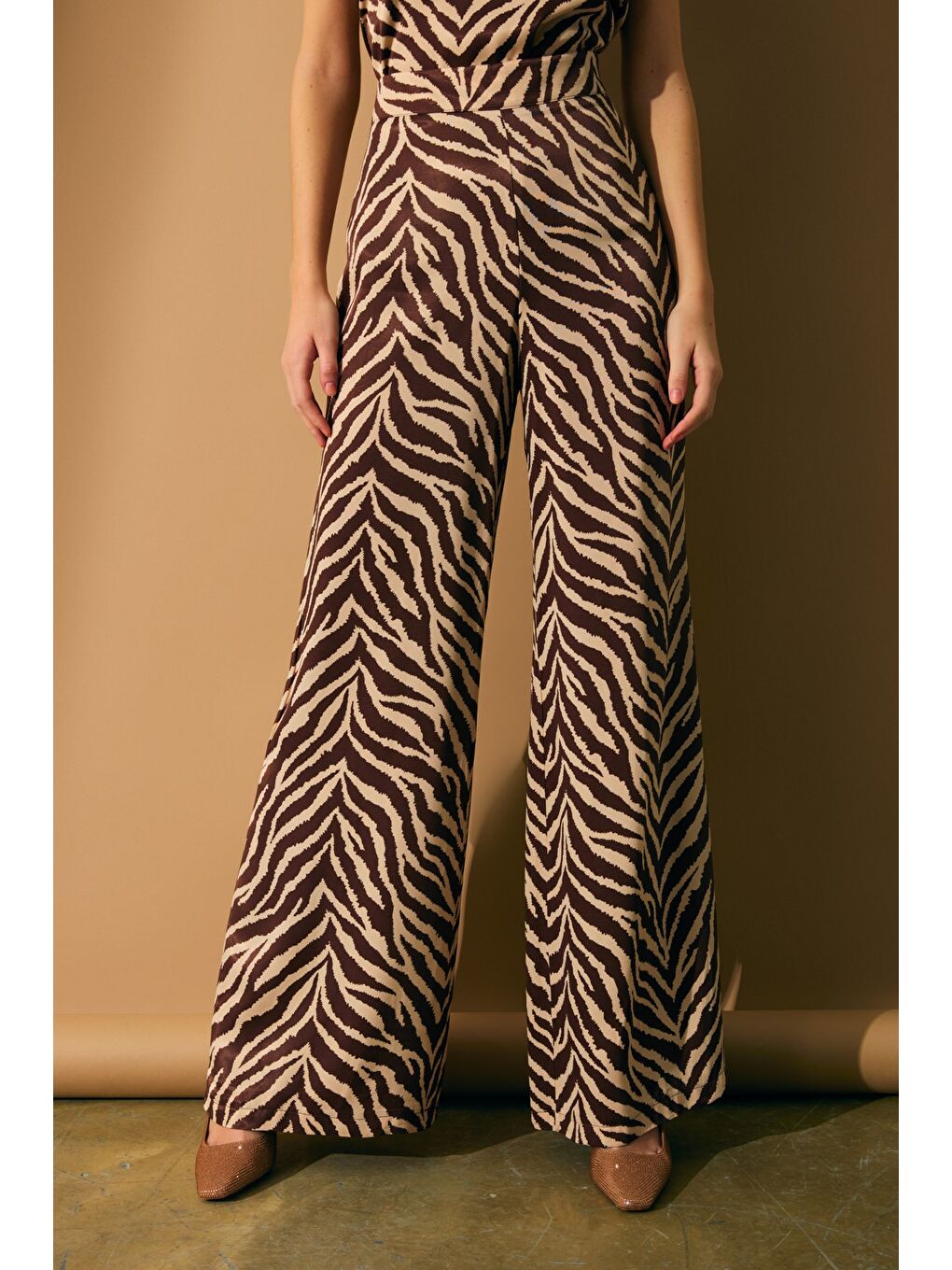 Kahverengi Zebra Desenli Saten Pantolon - Kahve-6
