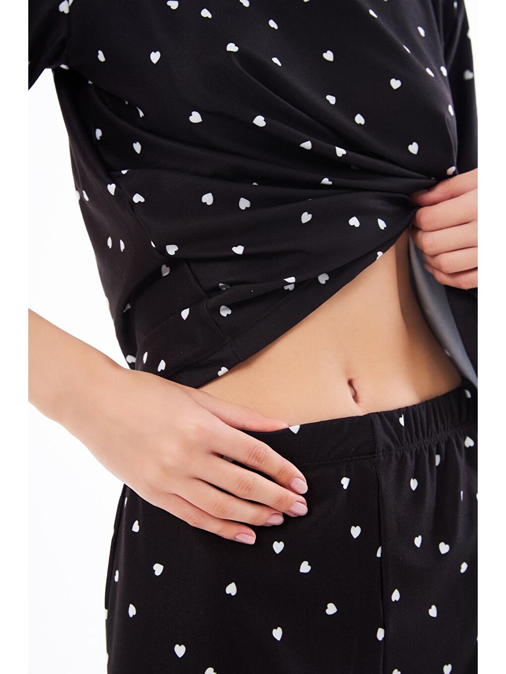 Premium Yazlık Şortlu Kadın Pijama Takımı Siyah Kalp Desenli Yumuşak Dokulu Bisiklet Yaka Kısa Kollu-9