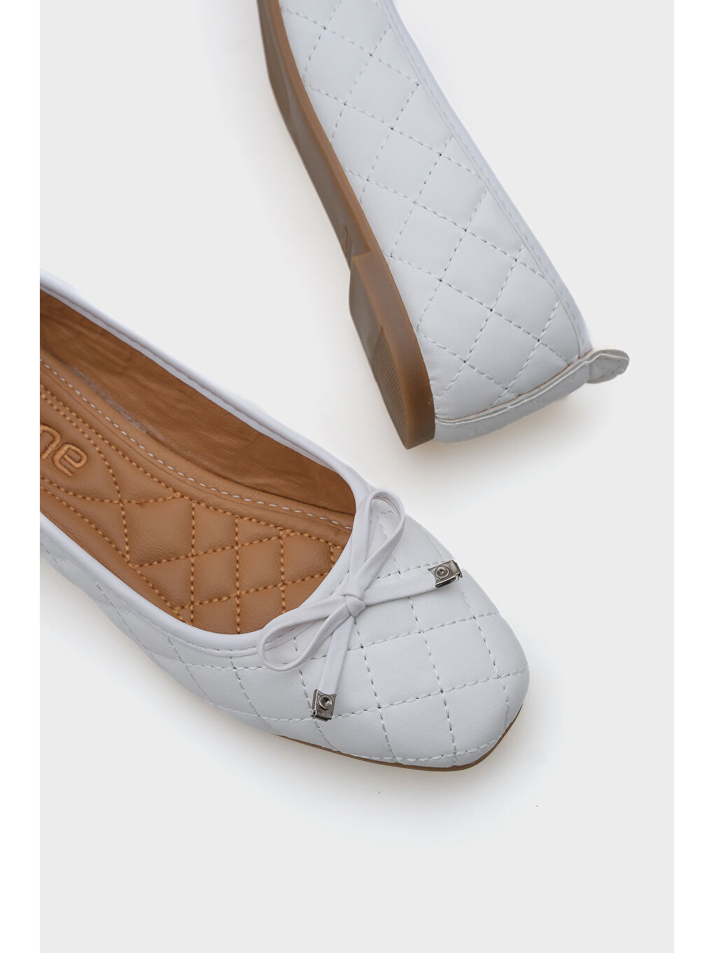 Beyaz Hana Trend Kapitone Kadın Babet-5