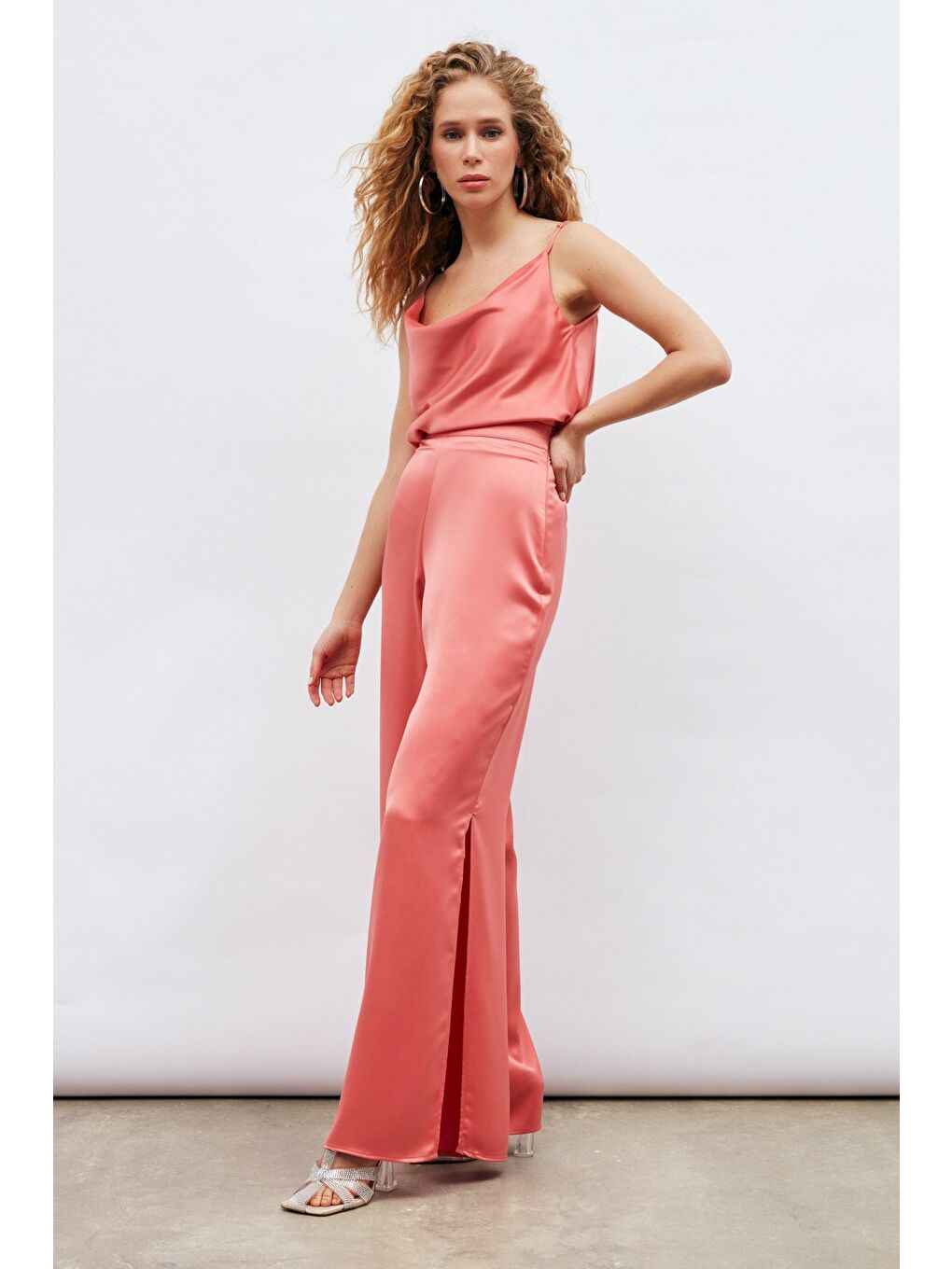 Pembe Yırtmaç Detaylı Saten Pantolon - Pudra-1