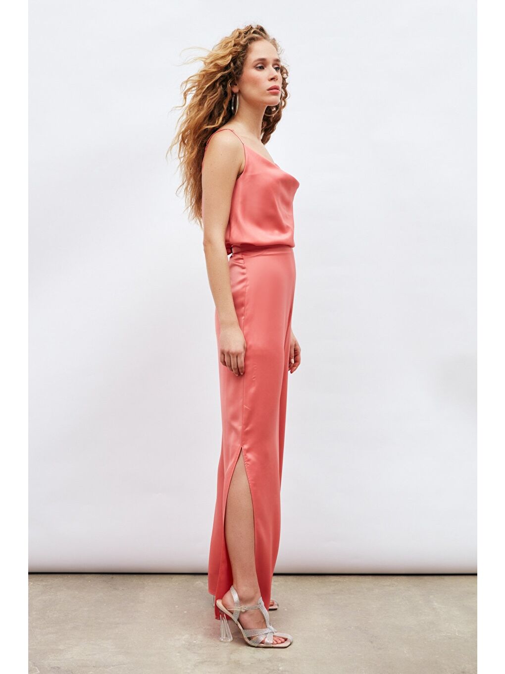 Pembe Yırtmaç Detaylı Saten Pantolon - Pudra-2