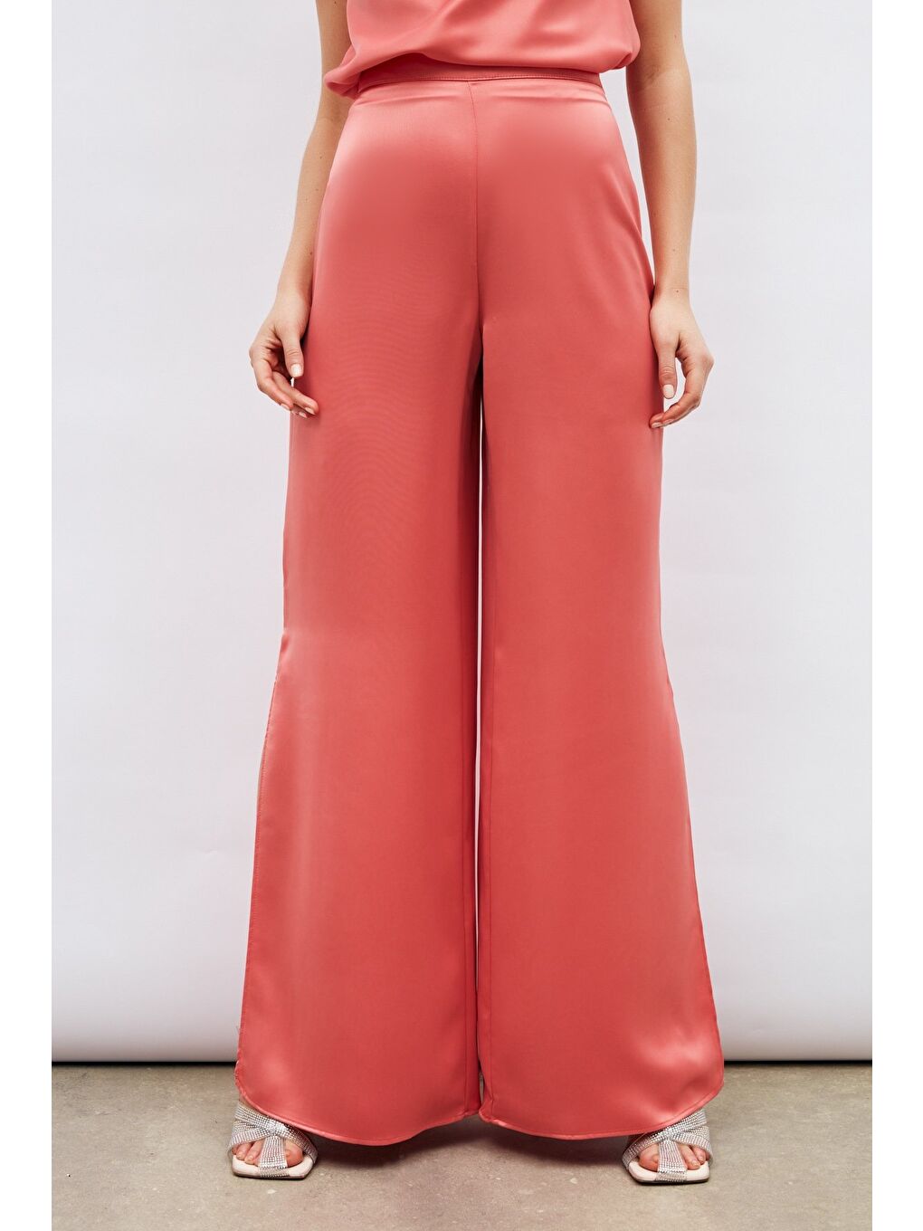 Pembe Yırtmaç Detaylı Saten Pantolon - Pudra-4