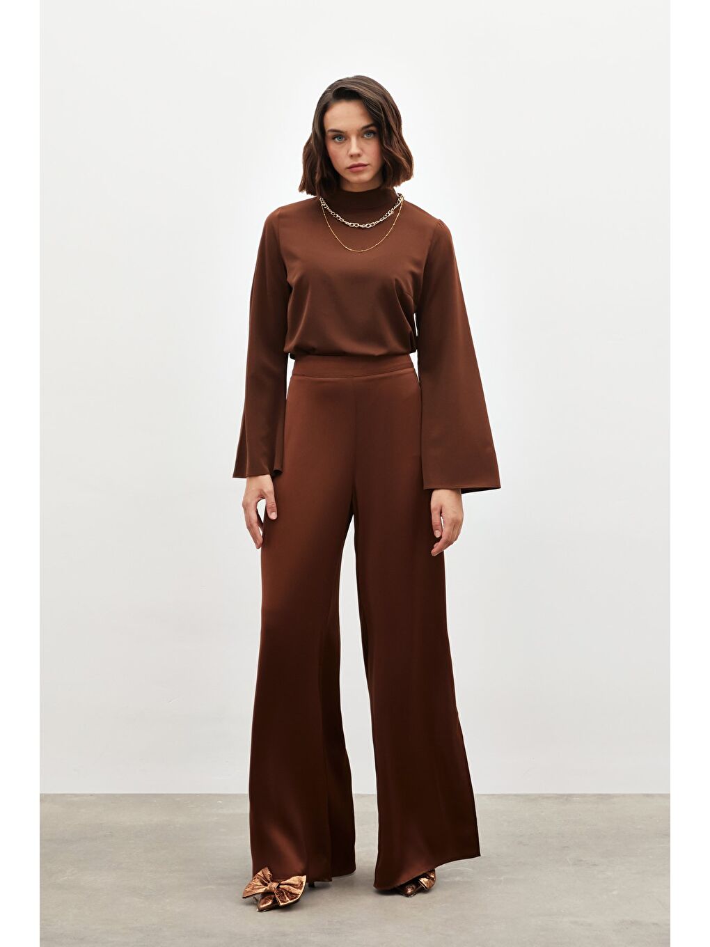 Kahverengi Yırtmaç Detaylı Saten Pantolon - Kahve