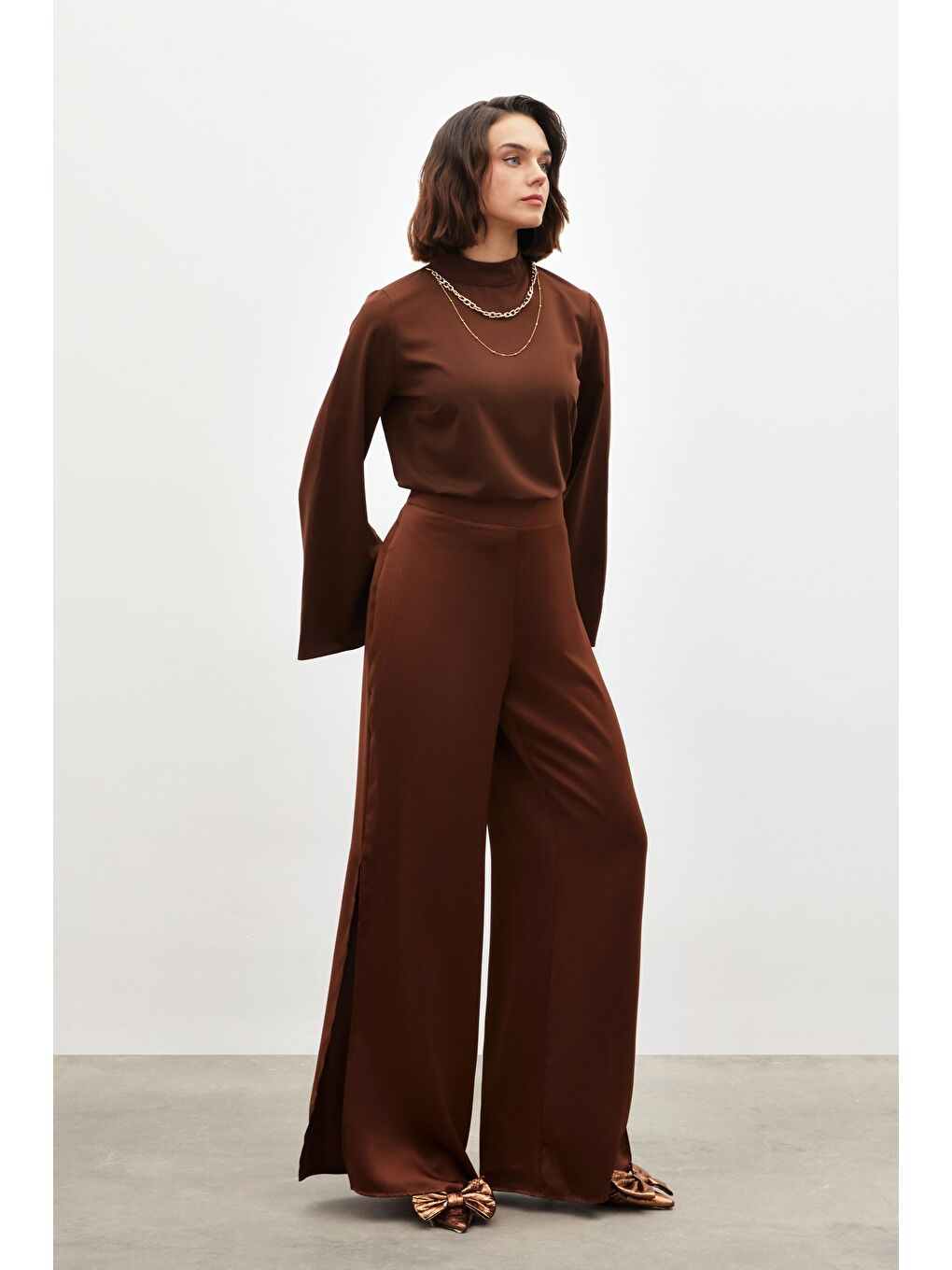 Kahverengi Yırtmaç Detaylı Saten Pantolon - Kahve-2