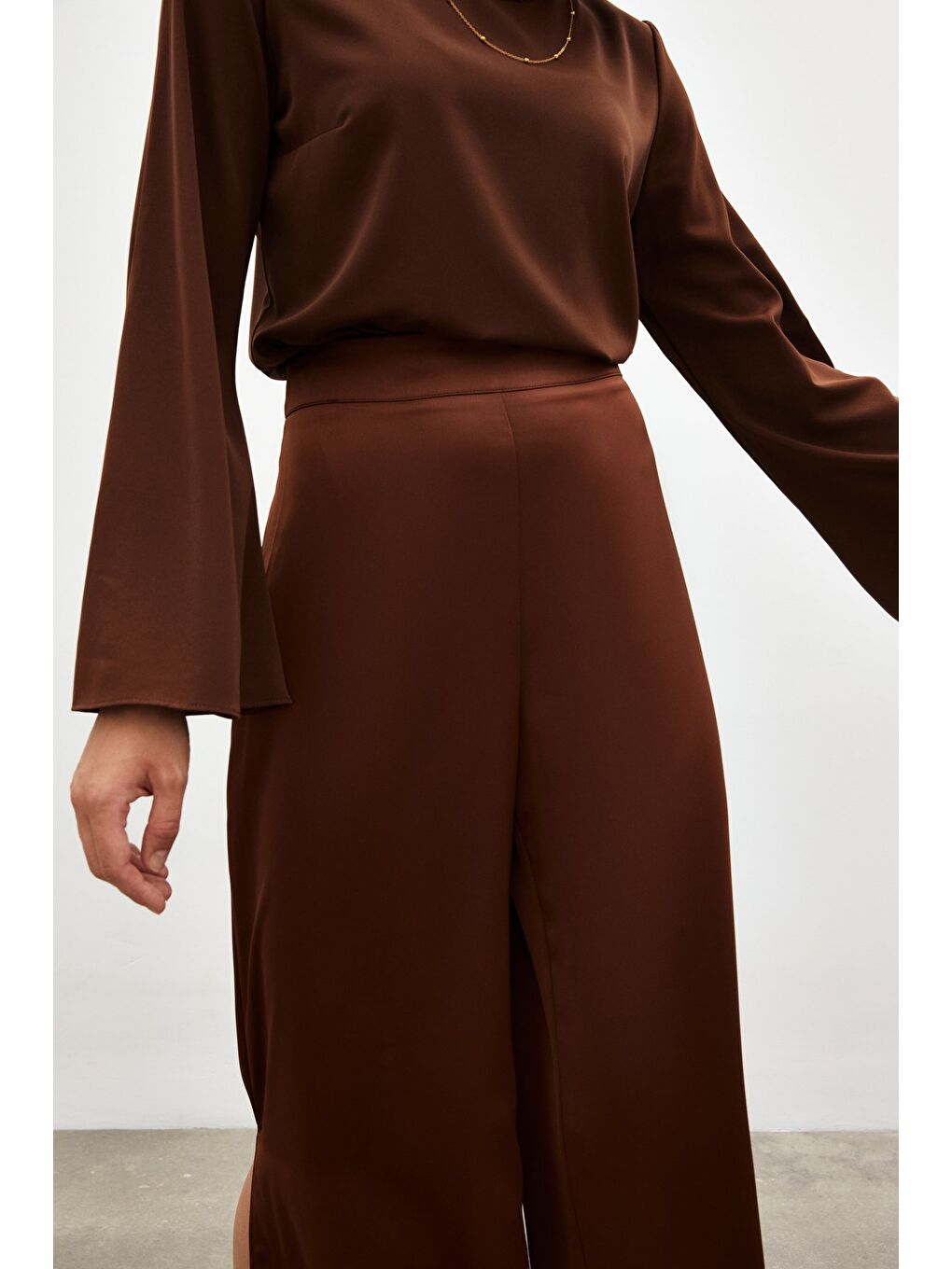 Kahverengi Yırtmaç Detaylı Saten Pantolon - Kahve-3