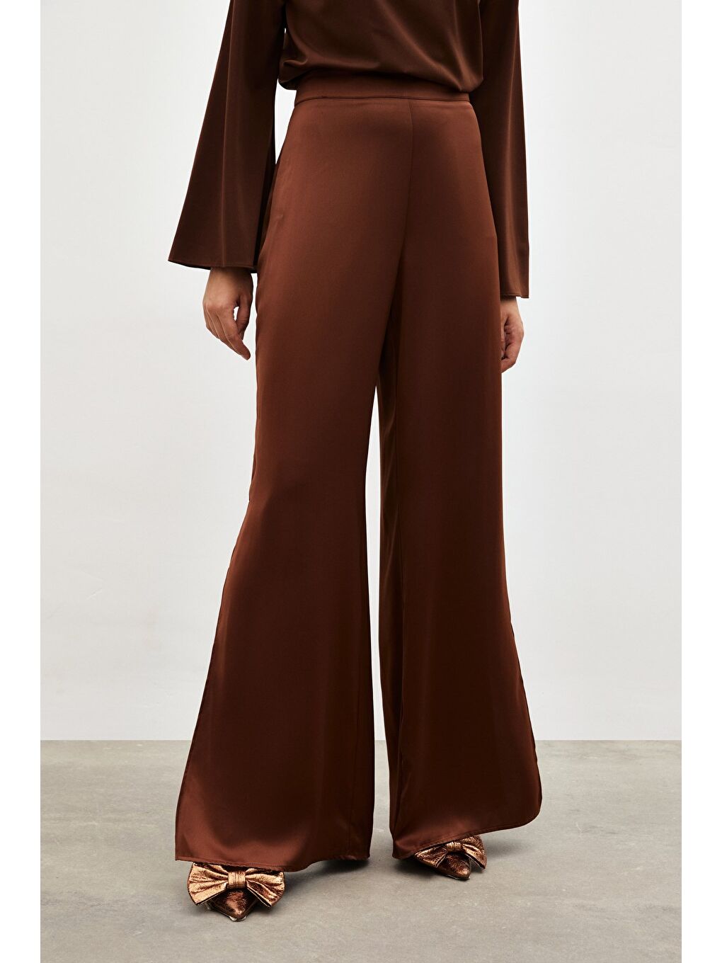 Kahverengi Yırtmaç Detaylı Saten Pantolon - Kahve-4