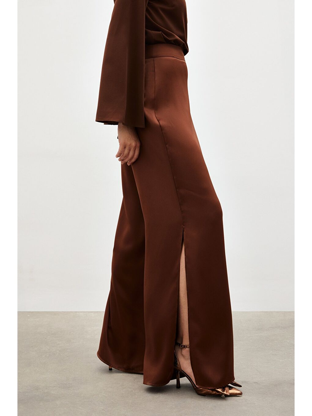 Kahverengi Yırtmaç Detaylı Saten Pantolon - Kahve-5