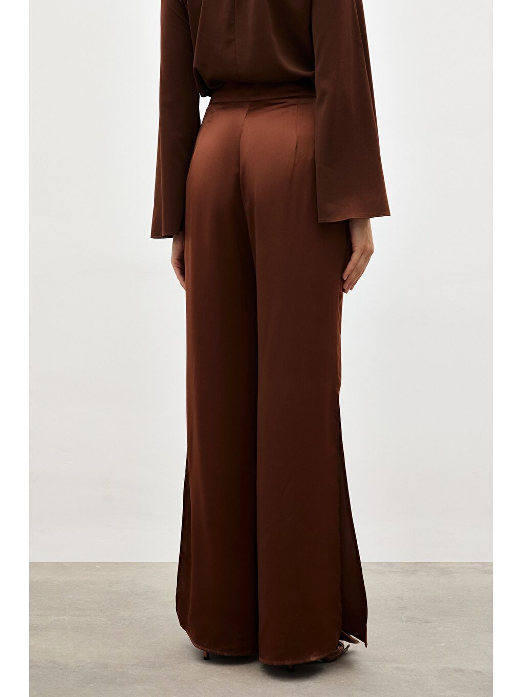 Kahverengi Yırtmaç Detaylı Saten Pantolon - Kahve-6