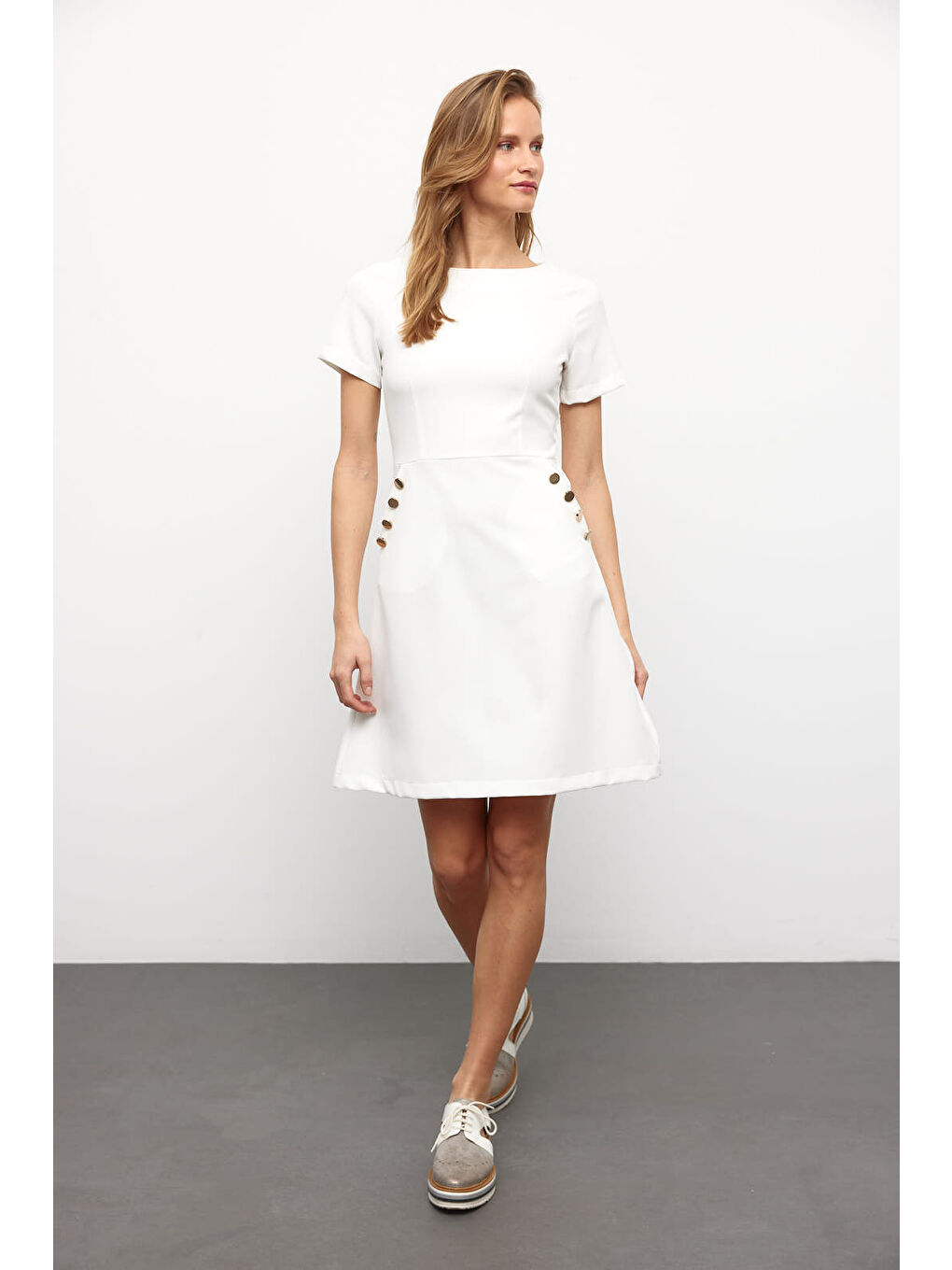 Beyaz Düğme Aksesuarlı Düz Renk Elbise-1