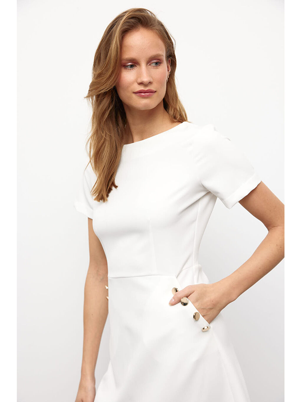 Beyaz Düğme Aksesuarlı Düz Renk Elbise-2