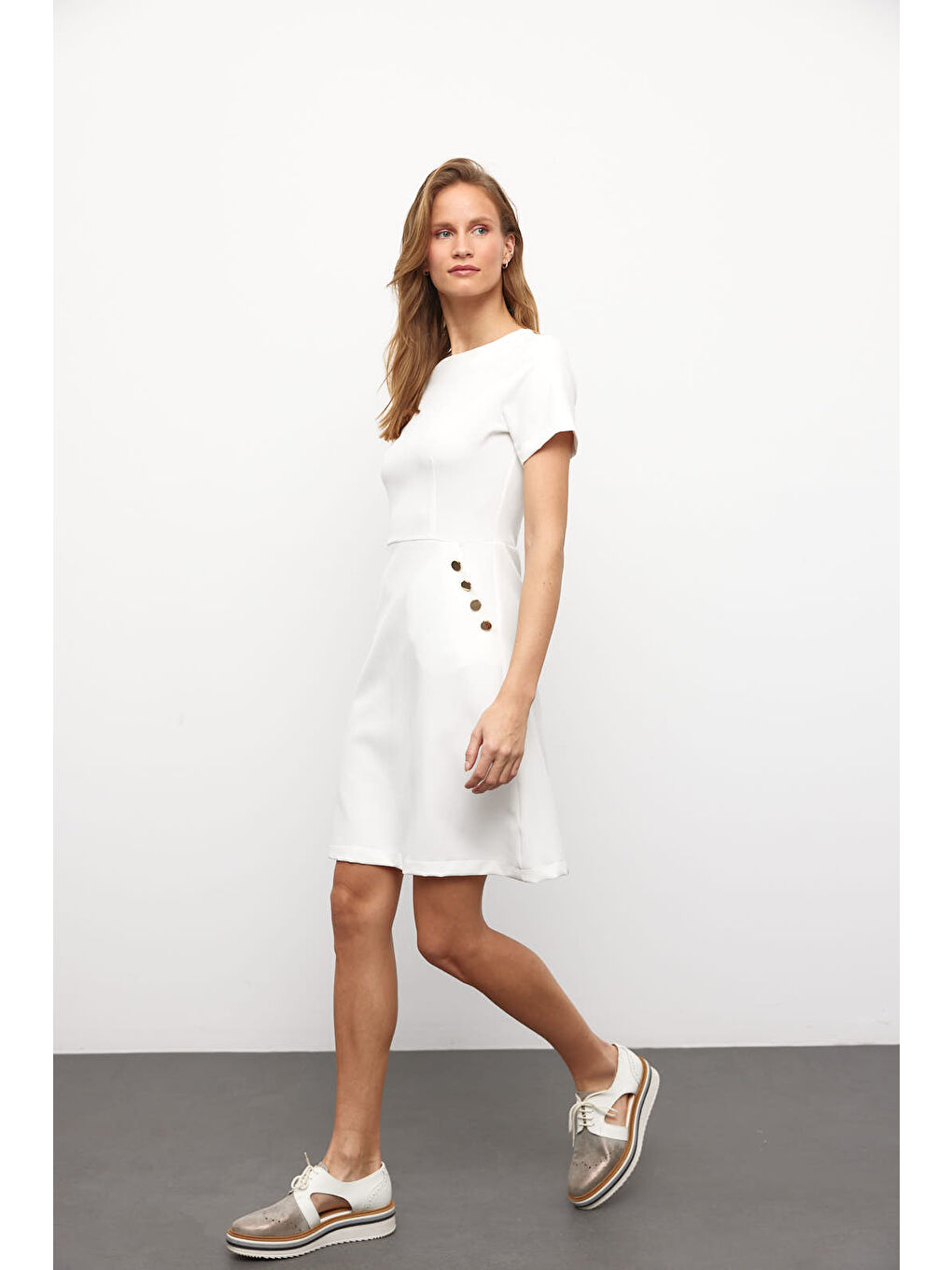 Beyaz Düğme Aksesuarlı Düz Renk Elbise-3