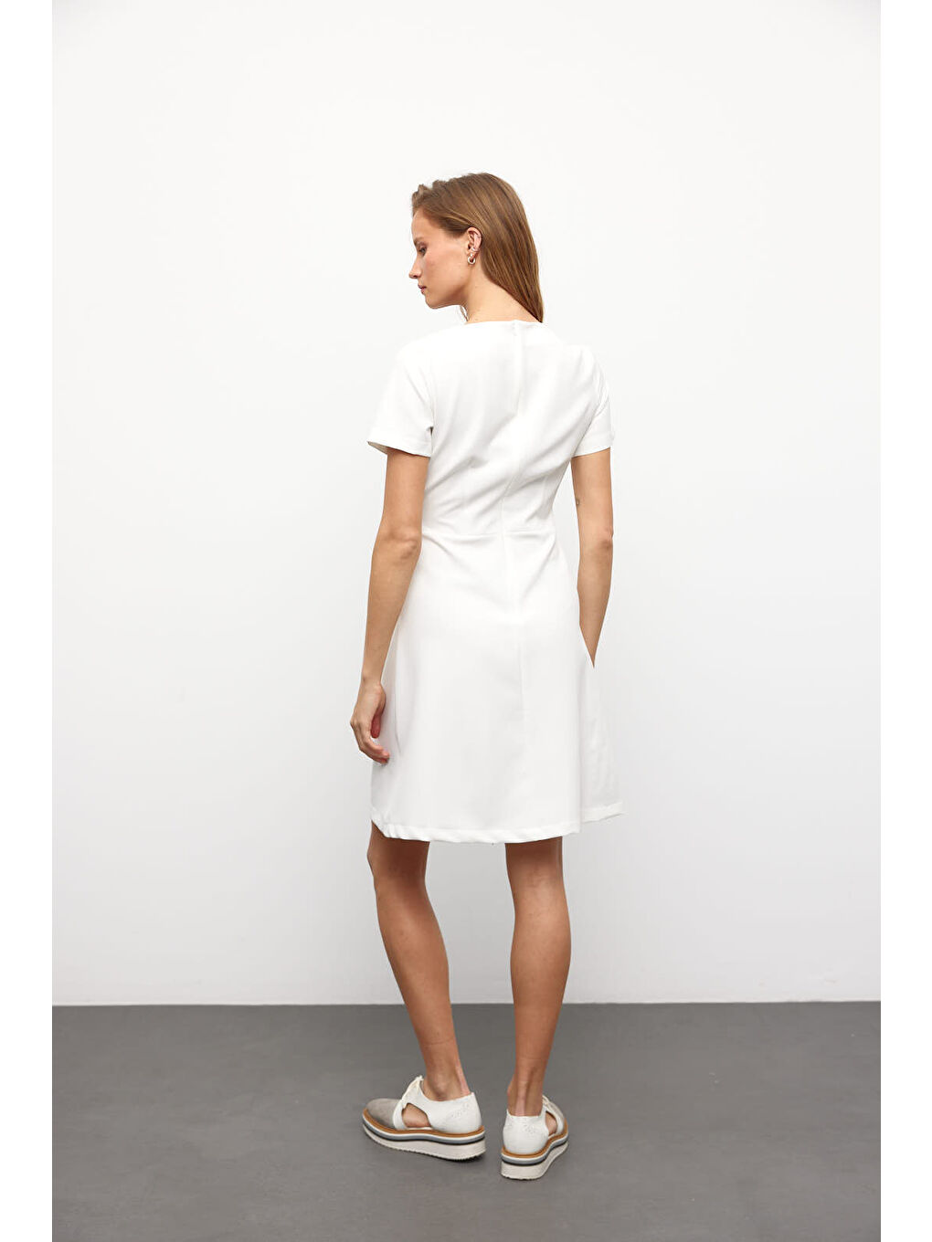 Beyaz Düğme Aksesuarlı Düz Renk Elbise-4