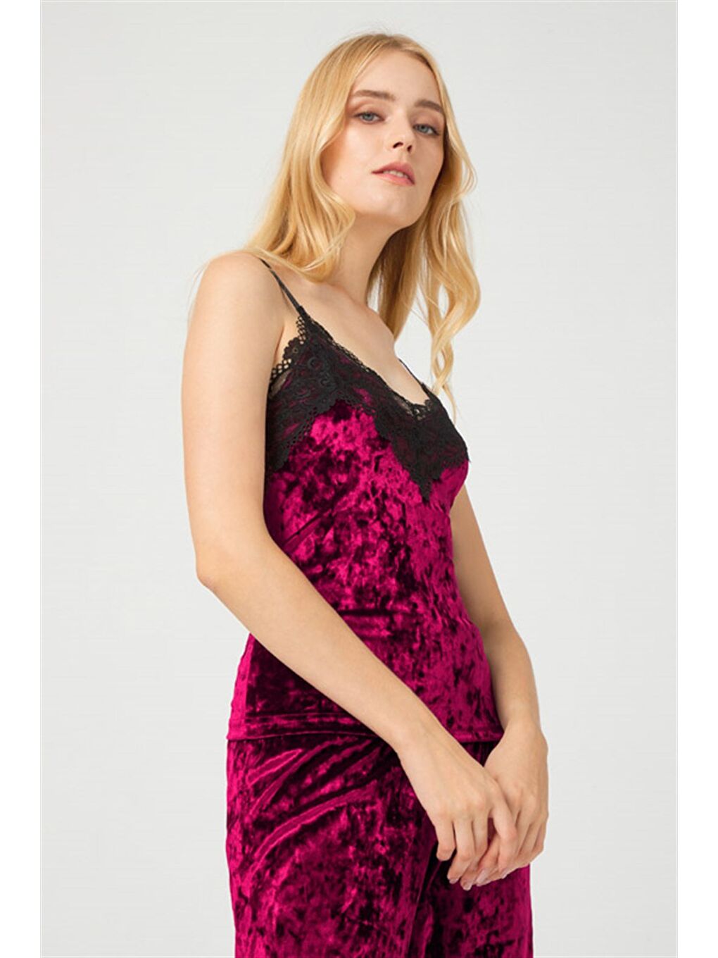 Kırmızı Vişne Dantel Detaylı Kadife Kadın Pijama Takımı-5