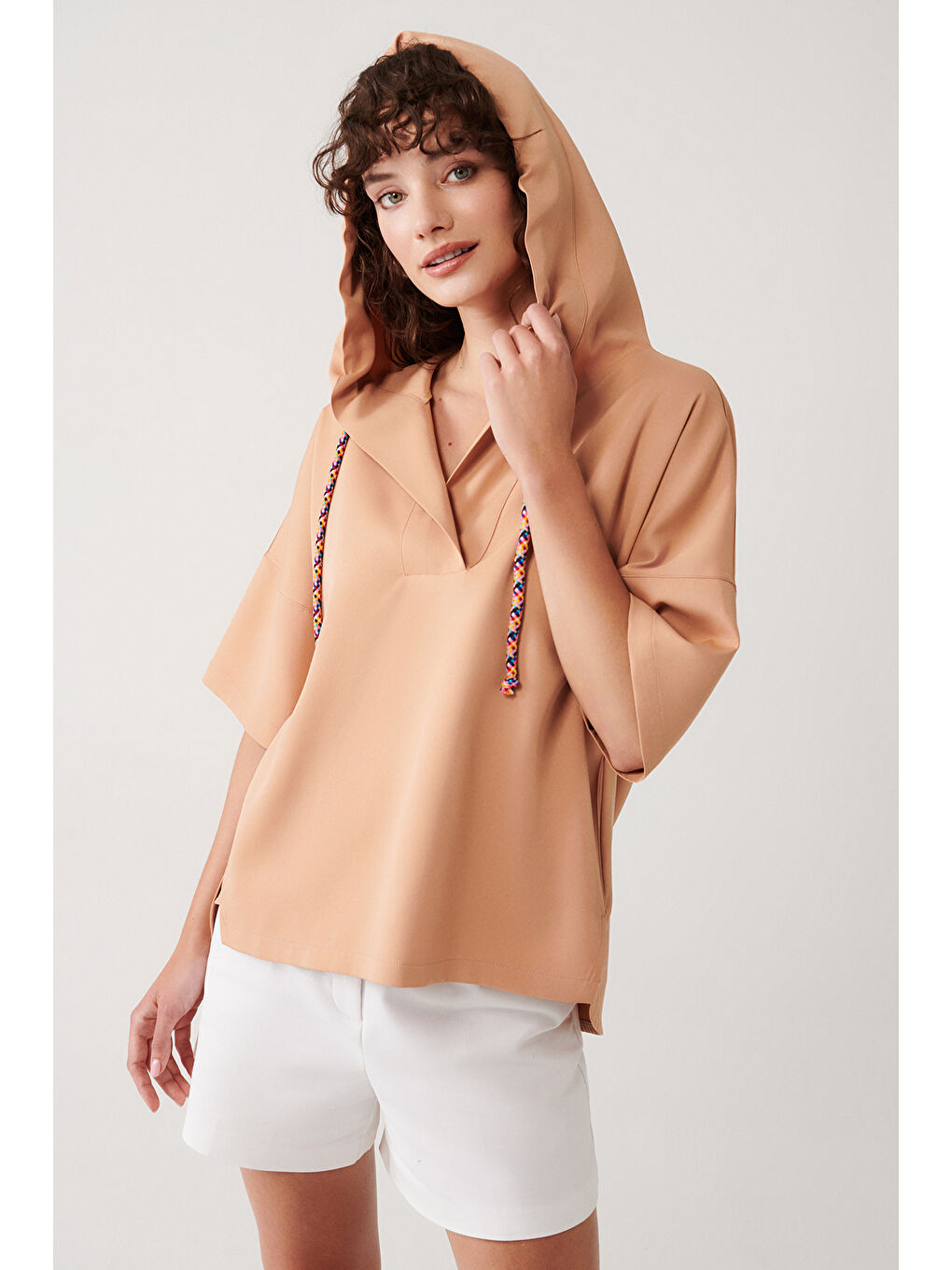 Bej Kapüşonlu Oversize V Yaka Hoodie-1