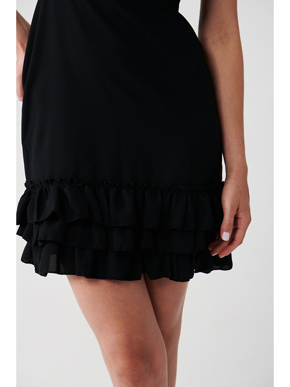 Siyah Eteği Fırfırlı Düz Renk Mini Elbise-3