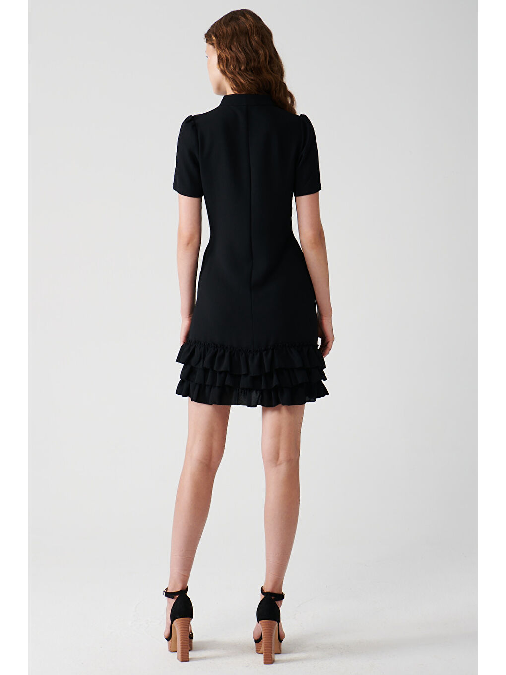 Siyah Eteği Fırfırlı Düz Renk Mini Elbise-4