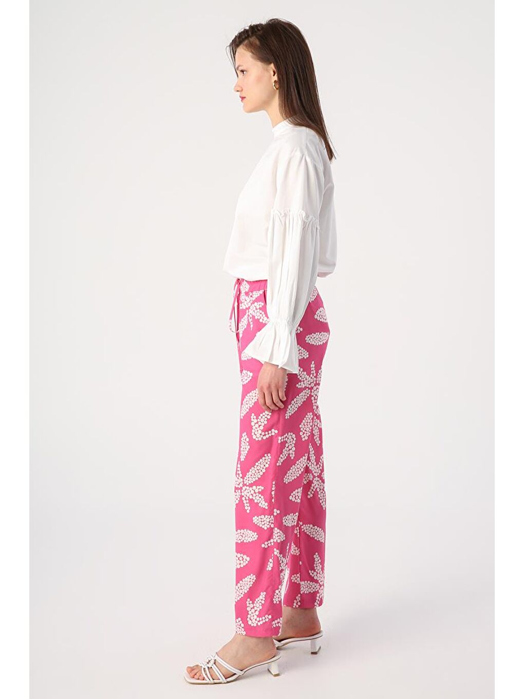 Pembe-Beyaz-Desenli Beli Lastikli Rahat Kalıp Pantolon-2