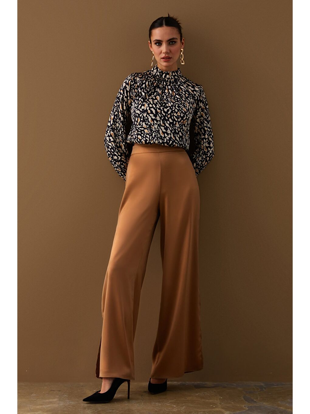 Kahverengi Yırtmaç Detaylı Saten Pantolon - Camel-1