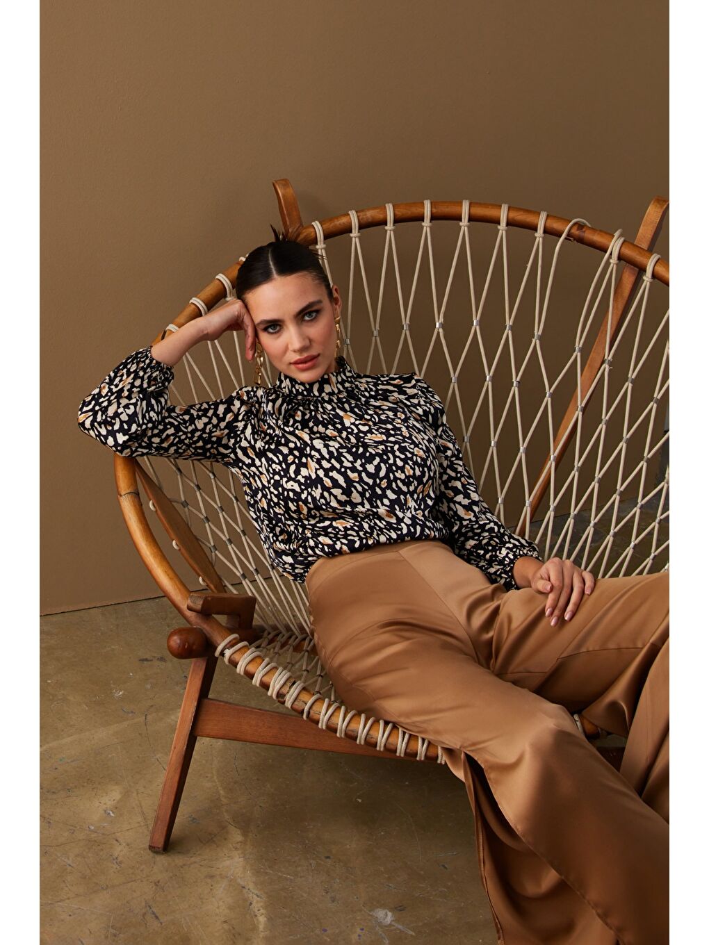 Kahverengi Yırtmaç Detaylı Saten Pantolon - Camel-5