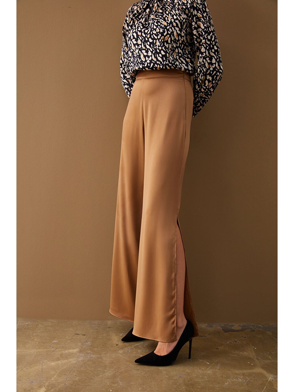 Kahverengi Yırtmaç Detaylı Saten Pantolon - Camel-6