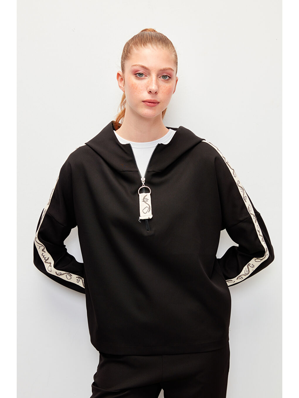 Siyah Şerit Detaylı Kapüşonlu Eşofman Takımı