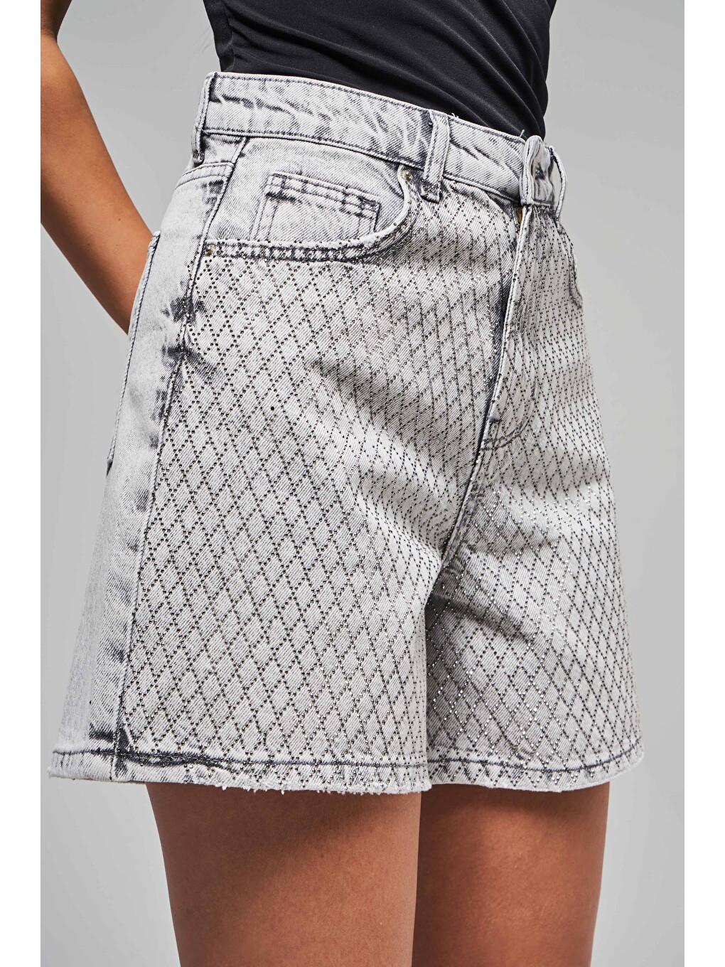 Kadın Gri Renk T 4s5 12 Parlak Taşlı Mom Fit Midi Boy Tasarım 100 Pamuk Denim Şort-1