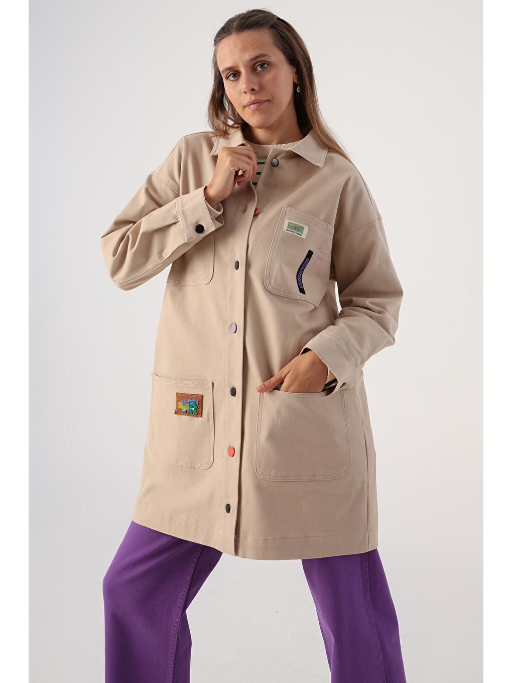 Açık Bej Pamuklu Renkli Düğmeli Süs Etiketli Cepli Ceket