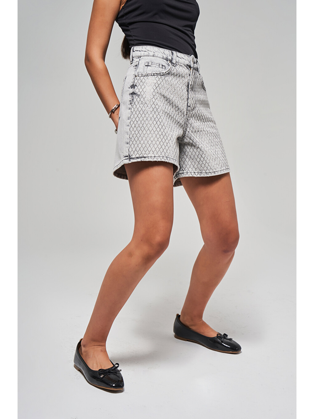 Kadın Gri Renk T 4s5 12 Parlak Taşlı Mom Fit Midi Boy Tasarım 100 Pamuk Denim Şort