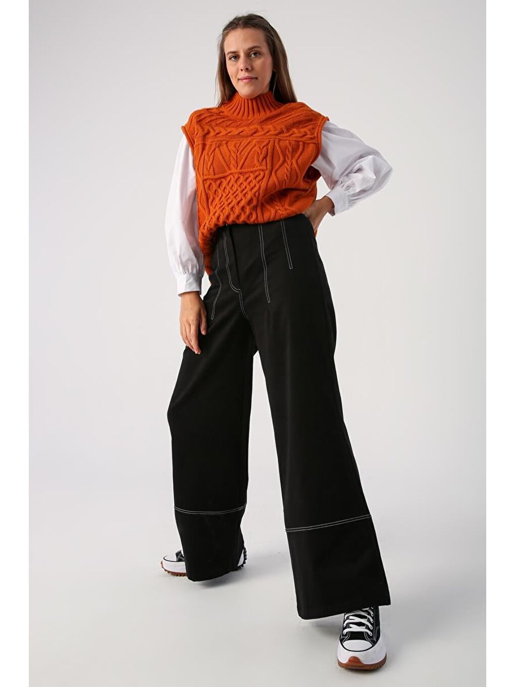 Siyah-Garni Dikişli Geniş Paça Pantolon