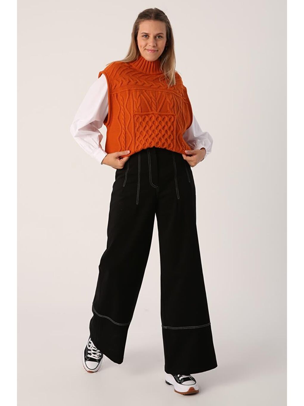 Siyah-Garni Dikişli Geniş Paça Pantolon-2