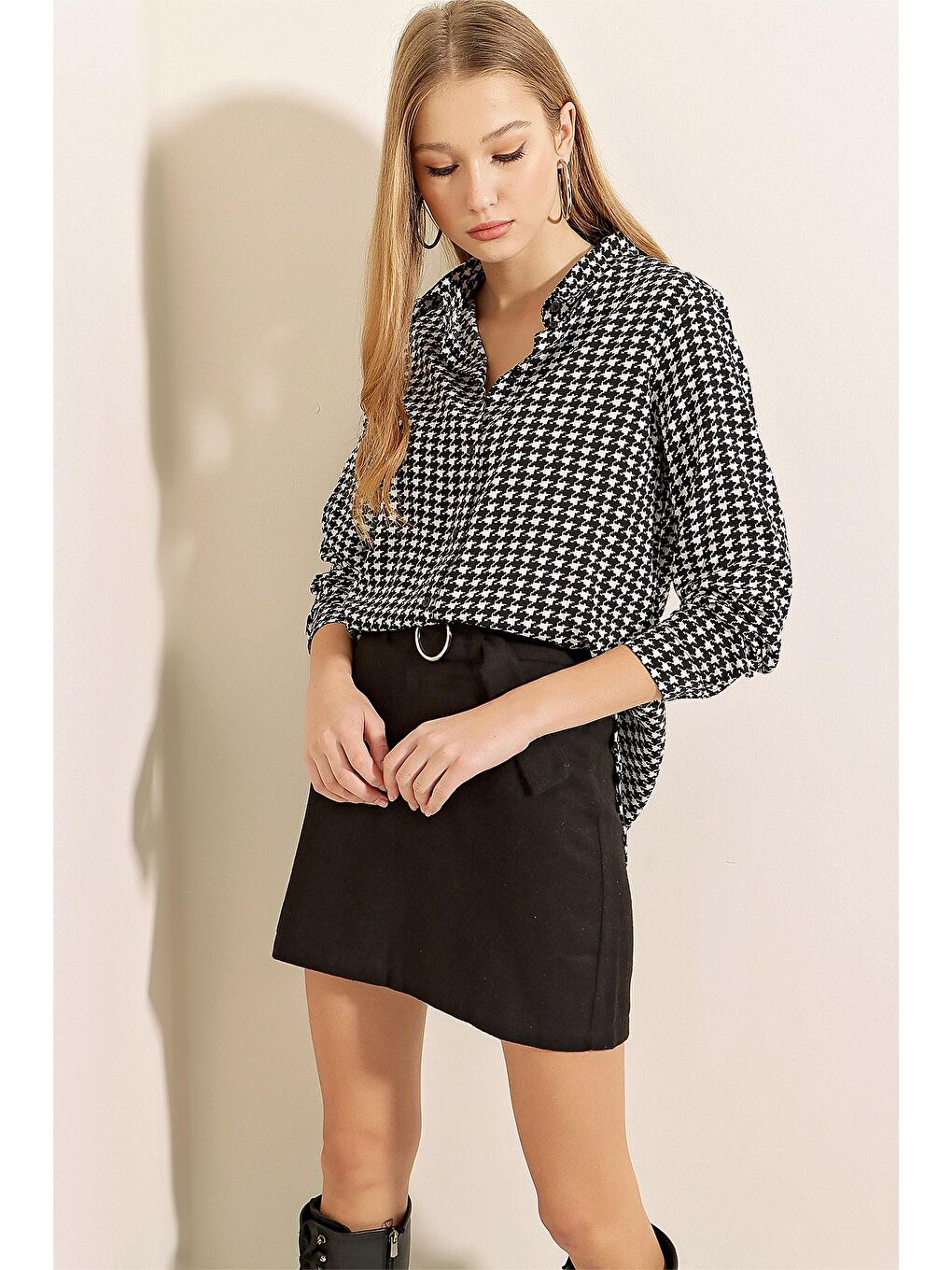 Kadın Siyah Desenli Dökümlü Viskon Gömlek-1