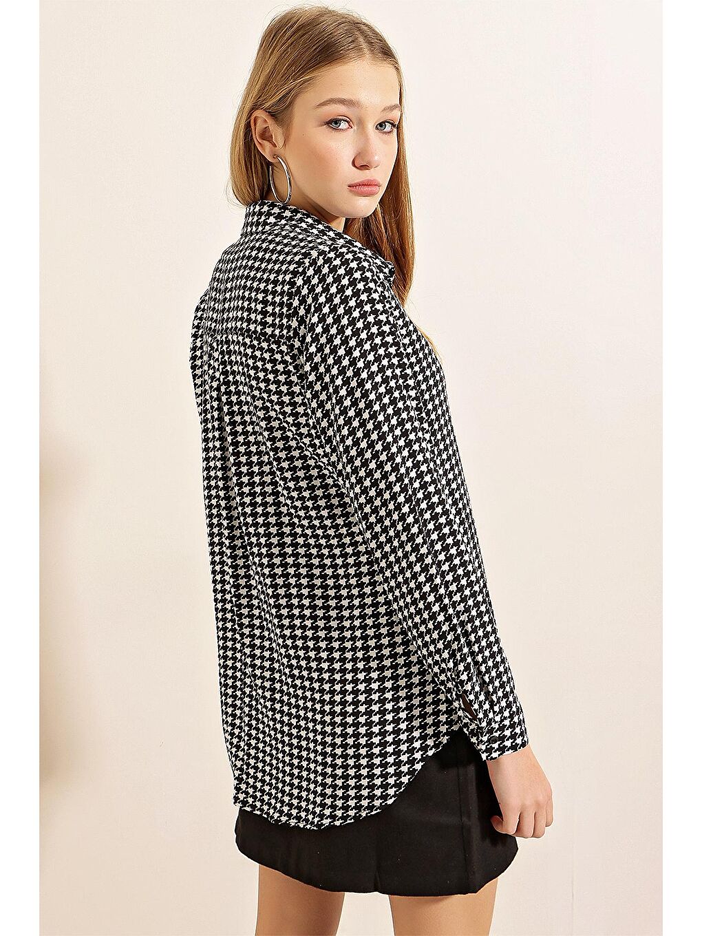 Kadın Siyah Desenli Dökümlü Viskon Gömlek-3