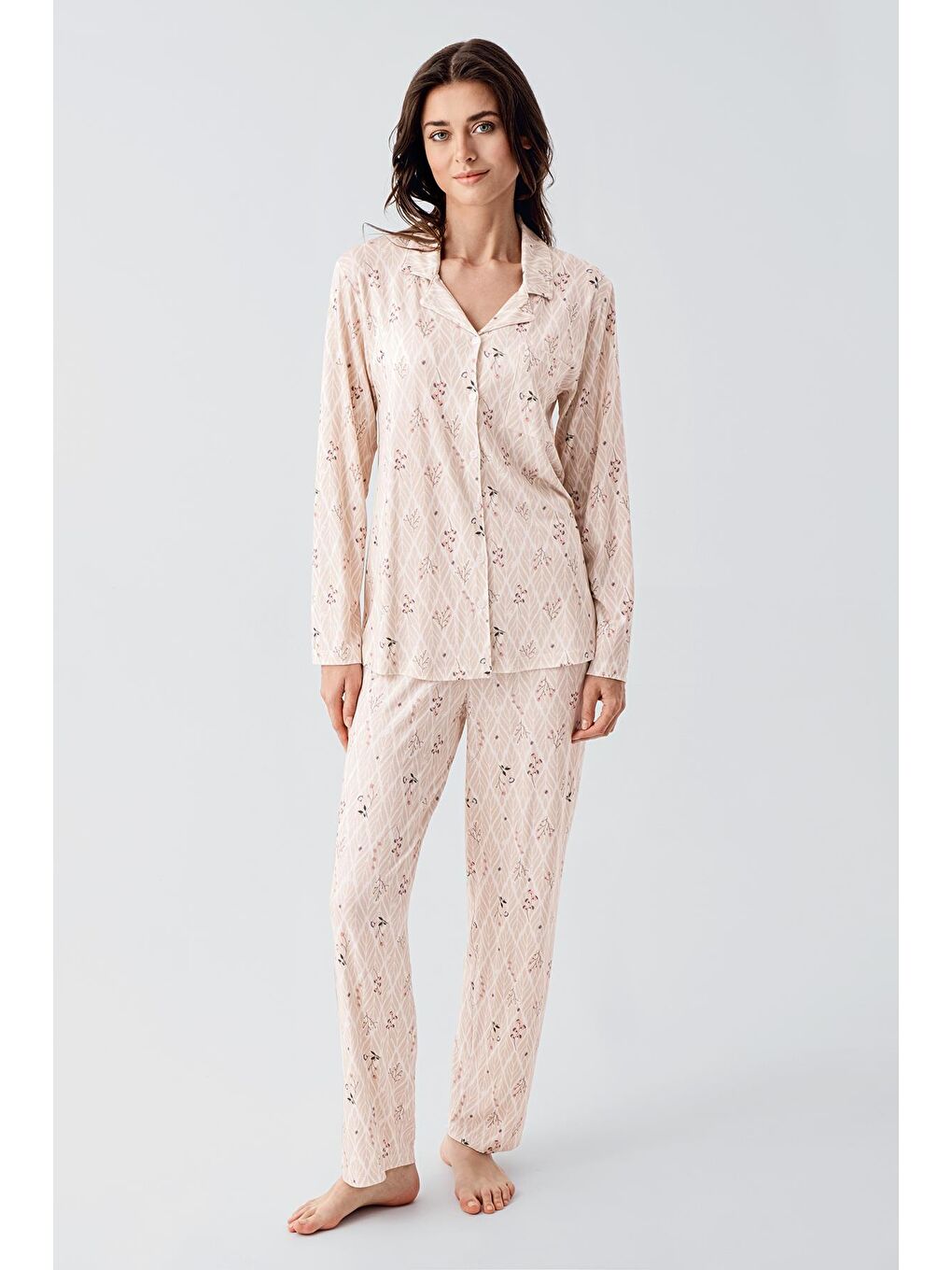 Bej Uzun Kollu Desenli Düğmeli Esnek Viskon Pijama Takım 16213