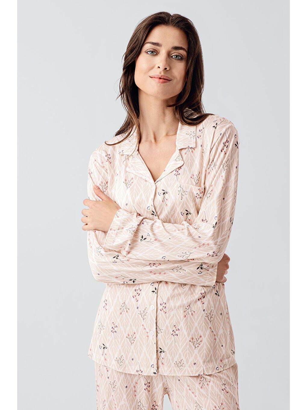Bej Uzun Kollu Desenli Düğmeli Esnek Viskon Pijama Takım 16213-1