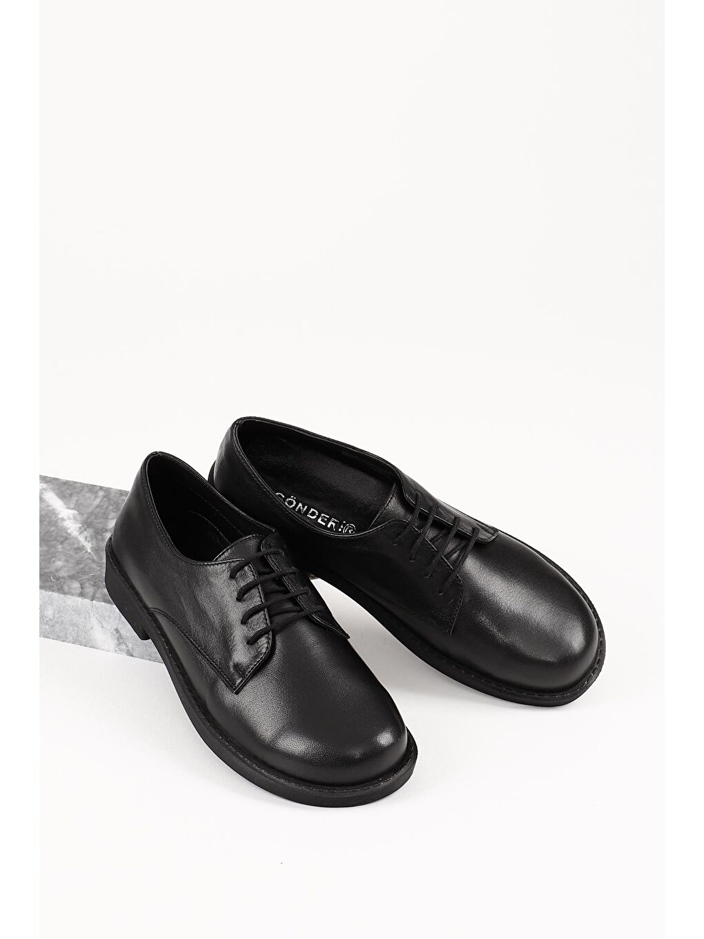 Siyah Hakiki Deri Yuvarlak Burun Bağcıklı Kadın Ayakkabı 24218-1