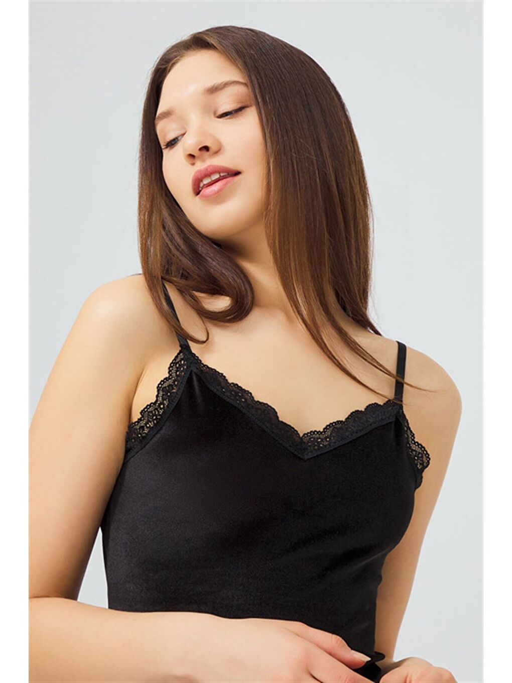 Siyah Dantel Detaylı İnce Askılı Kadife Kadın Atletli Şortlu Takım-2