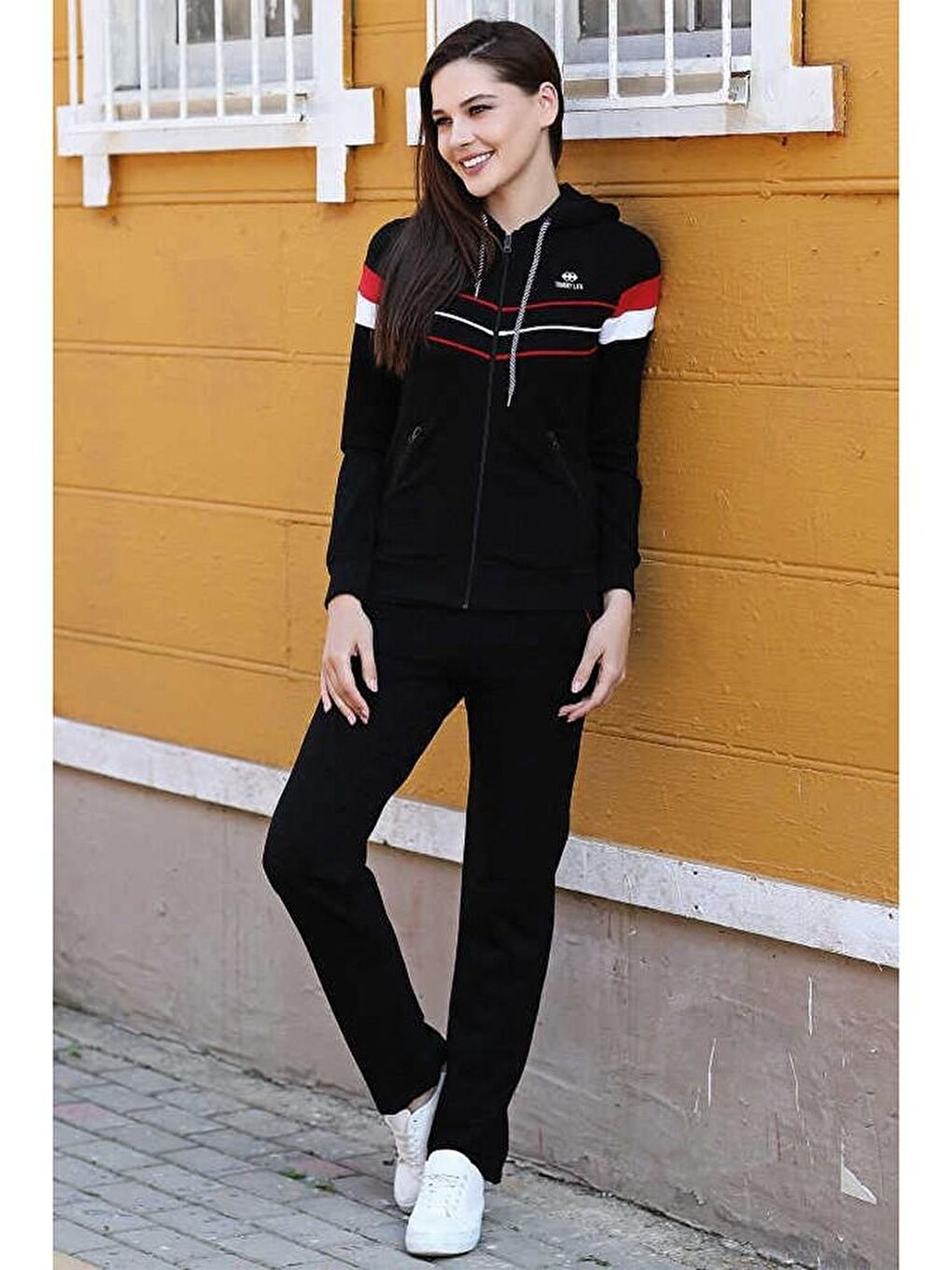 Siyah Kapüşonlu Çizgi Detaylı Standart Kalıp Klasik Paça Kadın Eşofman Takımı - 95199