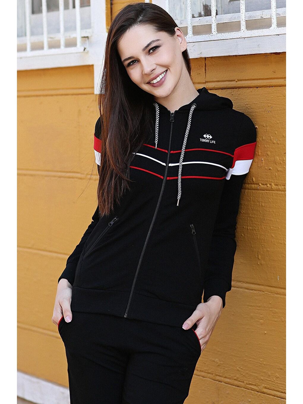 Siyah Kapüşonlu Çizgi Detaylı Standart Kalıp Klasik Paça Kadın Eşofman Takımı - 95199-1