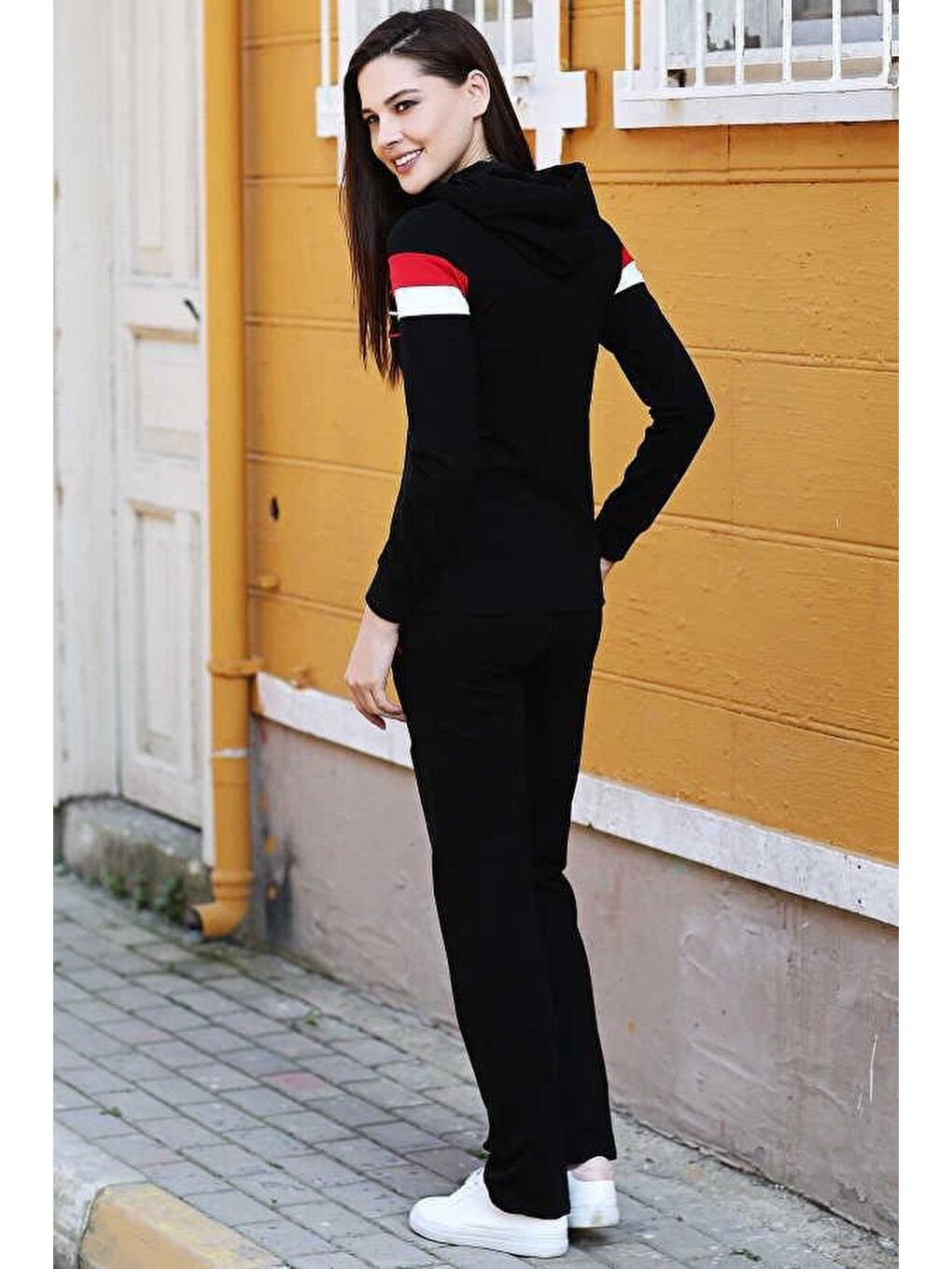 Siyah Kapüşonlu Çizgi Detaylı Standart Kalıp Klasik Paça Kadın Eşofman Takımı - 95199-2