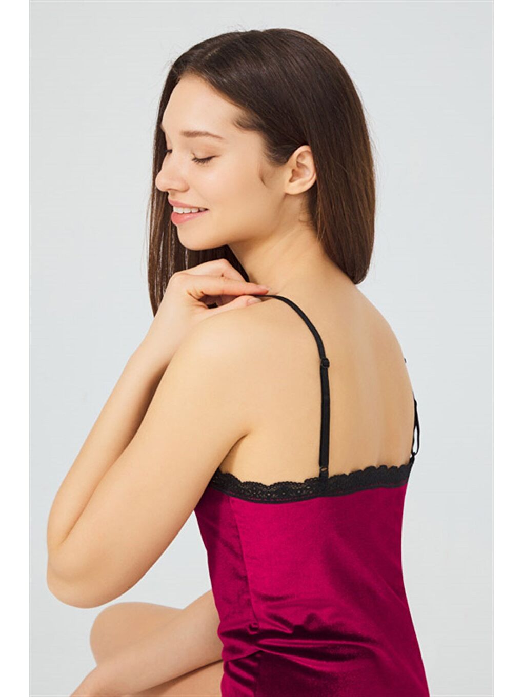 Kırmızı Vişne Dantel Detaylı İnce Askılı Kadife Kadın Atletli Şortlu Takım-3