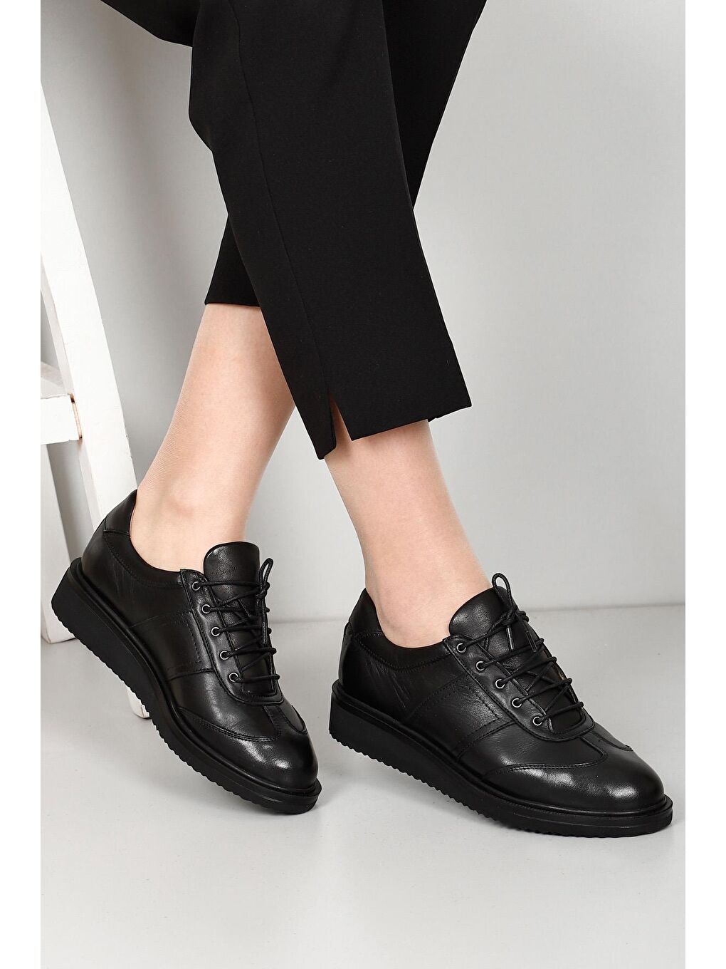 Siyah Hakiki Deri Yuvarlak Burun Dolgu Taban Bağcıklı Kadın Ayakkabı 24093-2